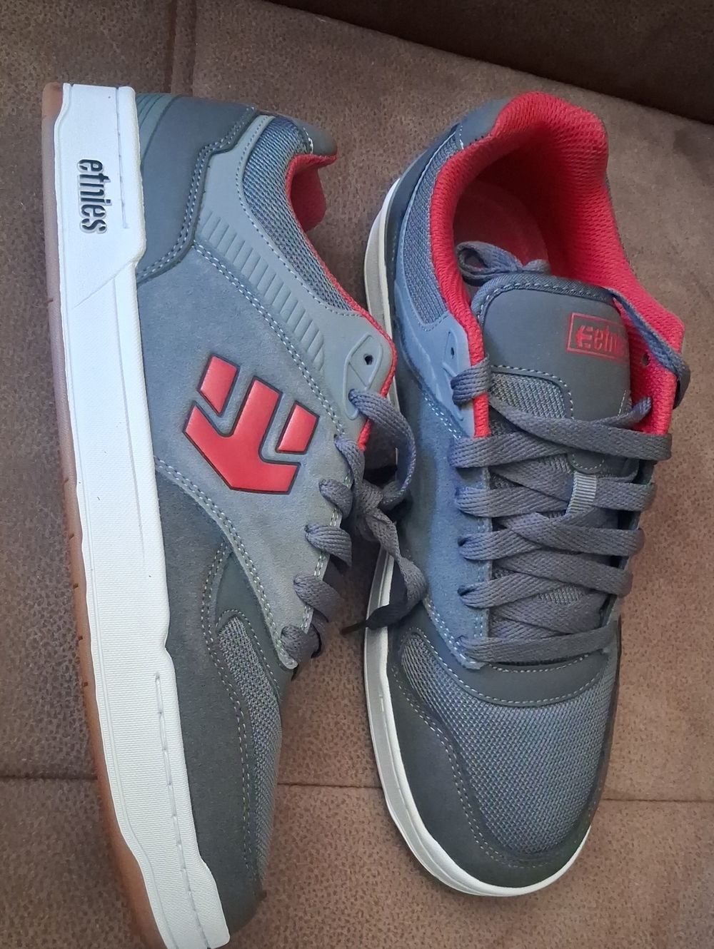 Etnies Rail Men’s Gray and Red Skate Low Sneakers Size 10 1/2